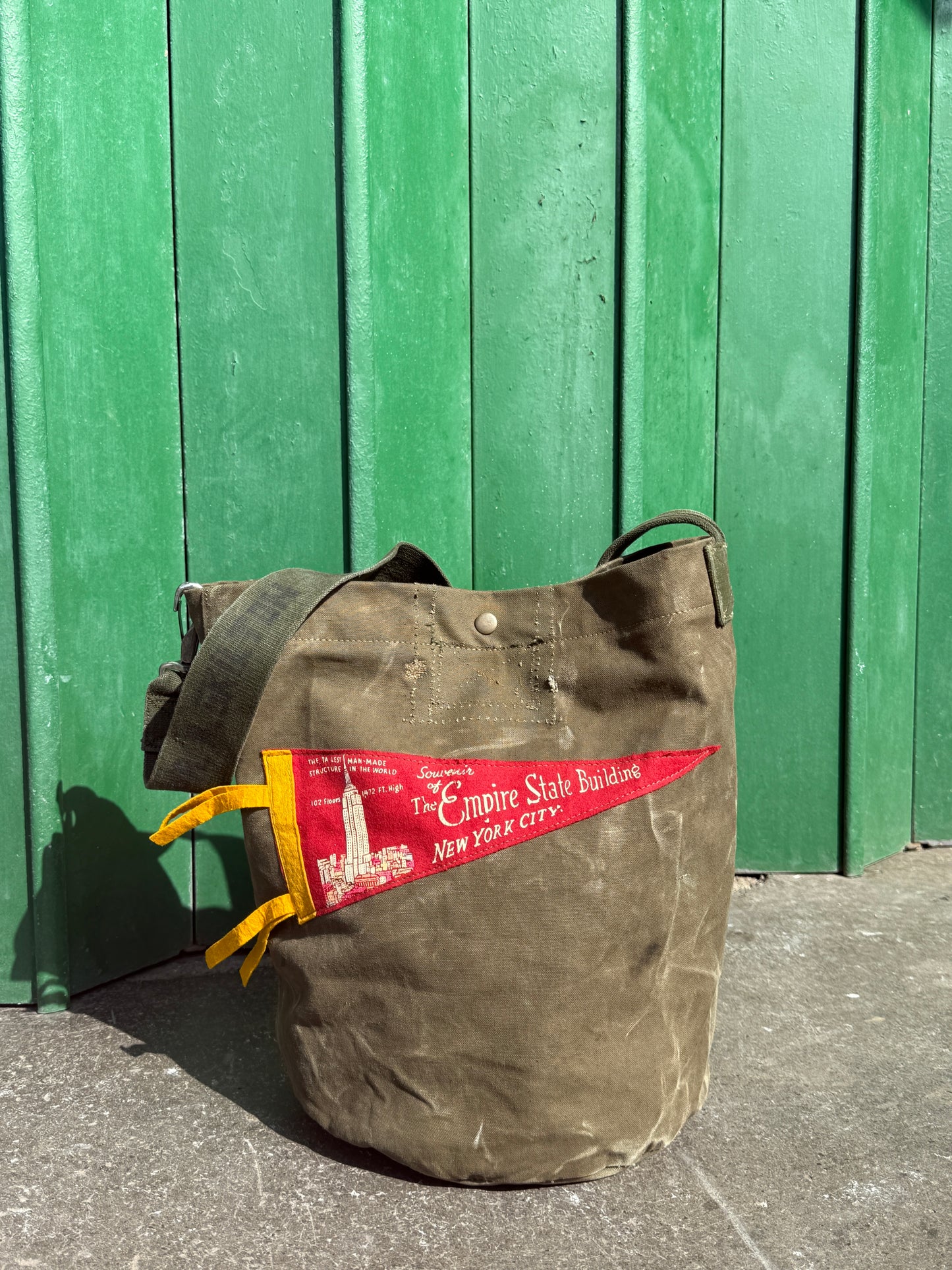22 ‘EMPIRE STATE’ BUCKET BAG 03.