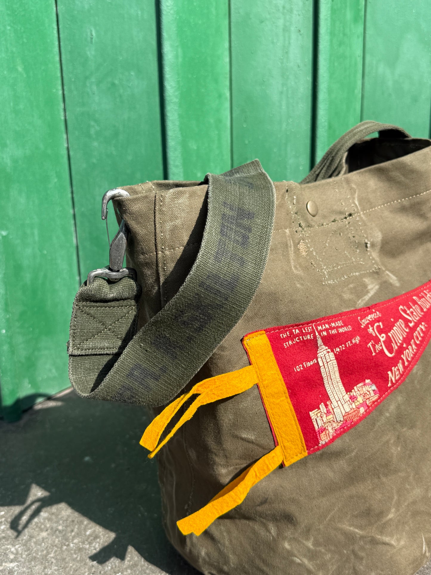 22 ‘EMPIRE STATE’ BUCKET BAG 03.