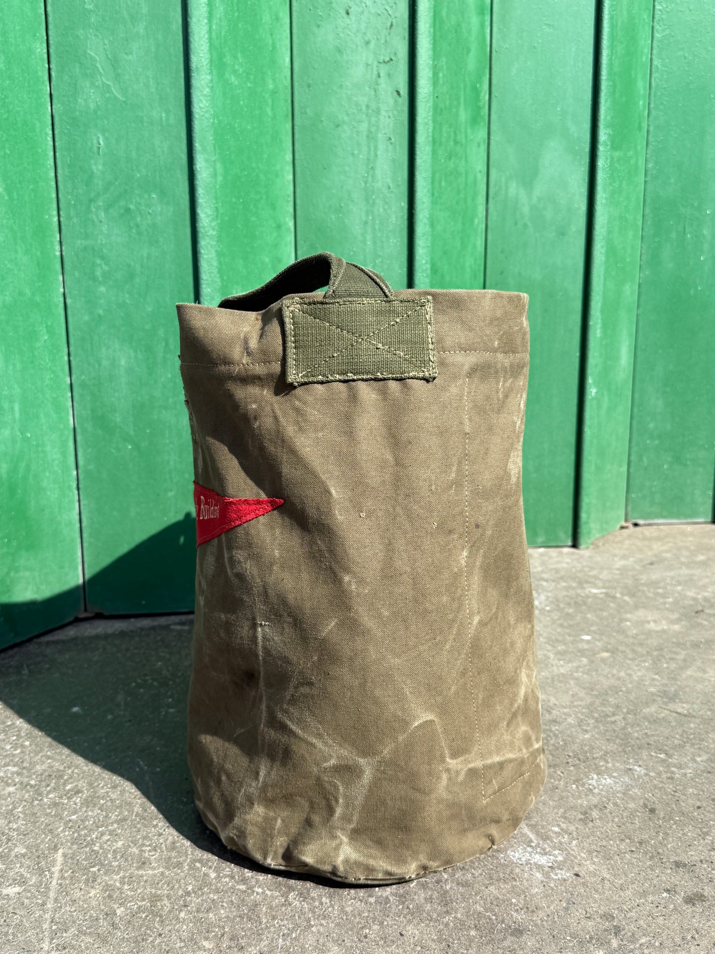 22 ‘EMPIRE STATE’ BUCKET BAG 03.